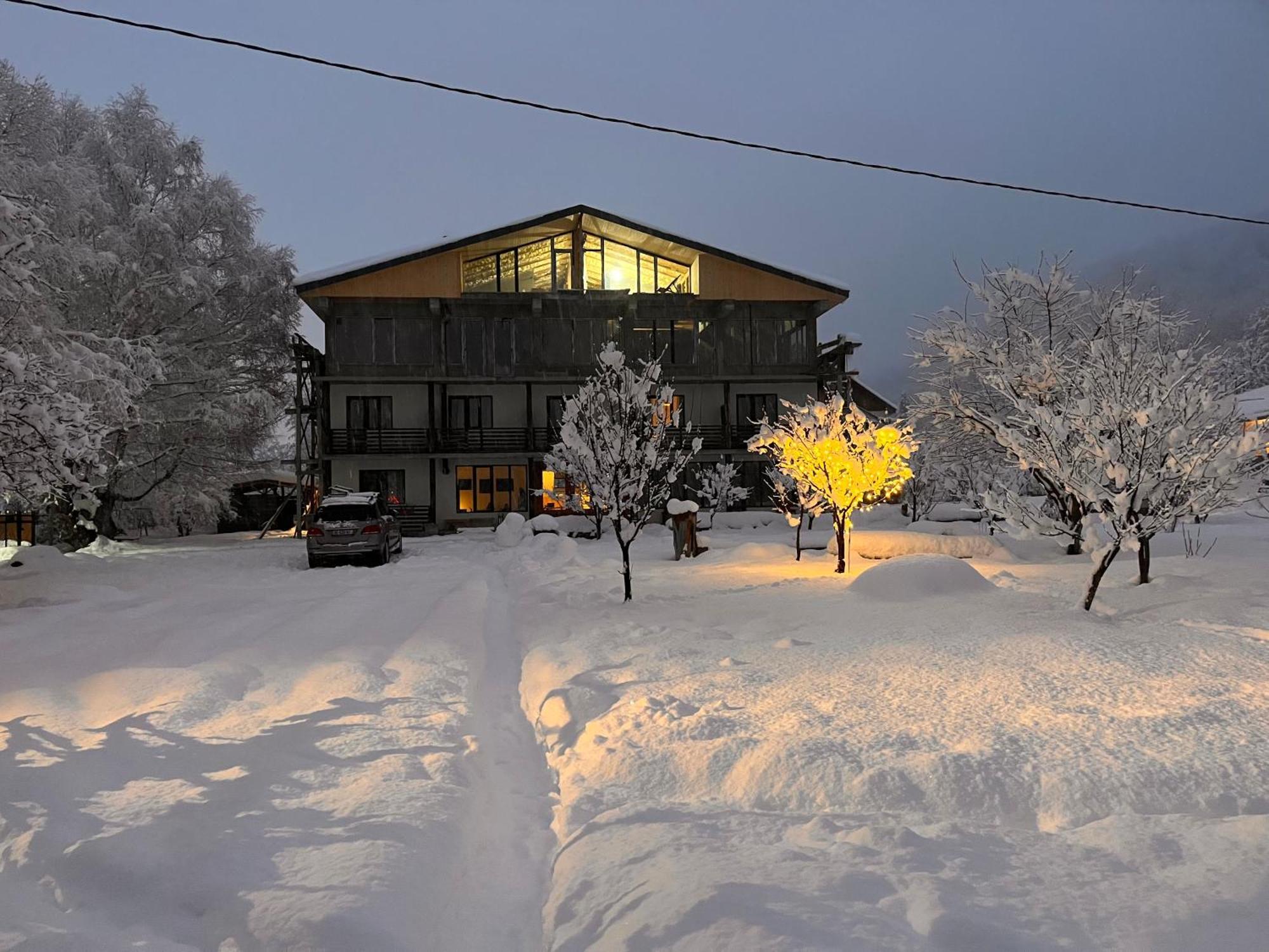 Beko'S Garden Inn Местія Екстер'єр фото