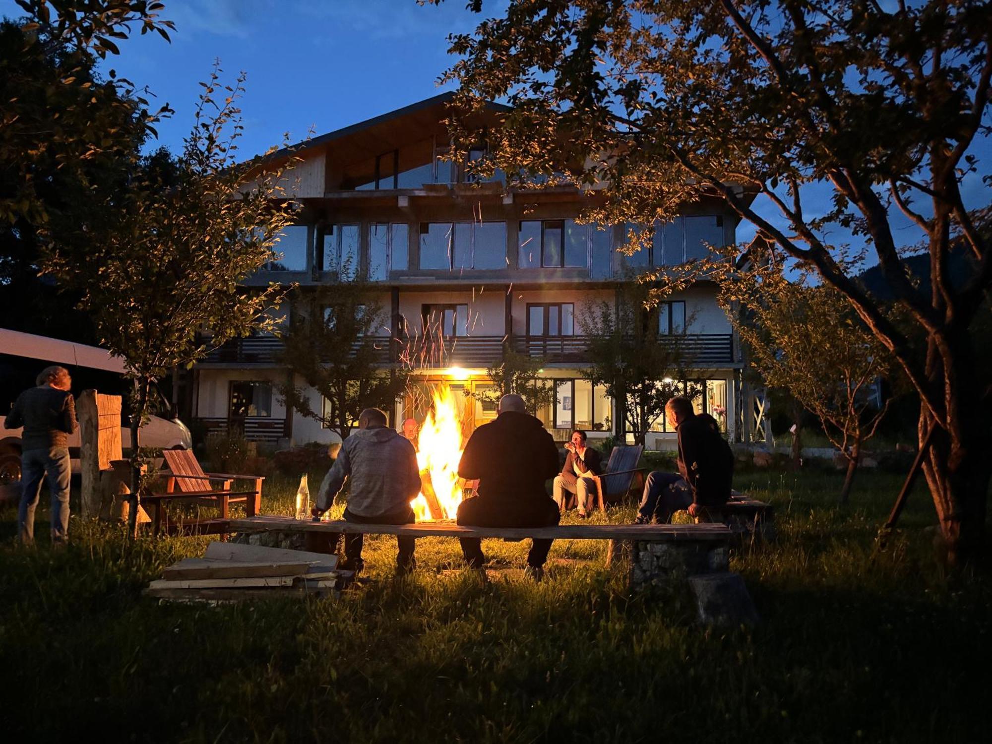 Beko'S Garden Inn Местія Екстер'єр фото