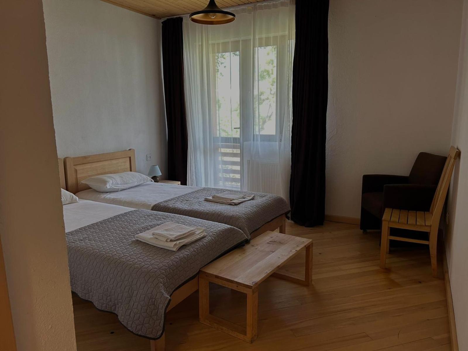 Beko'S Garden Inn Местія Екстер'єр фото